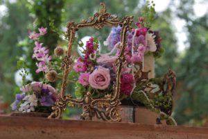 Arreglo en tonos morados en jardín de eventos, bodas y banquetes Jardín de eventos y banquetes